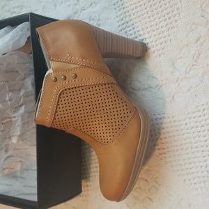 New size 9.5 Tan Rialto boots